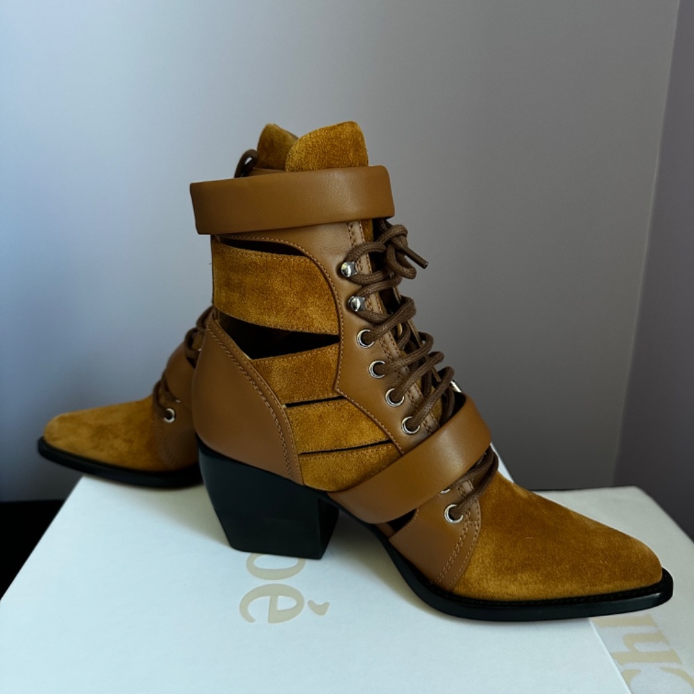 ✨Host Pick✨ Chloe Rylee Suede Ankle Booties - Picture 6 of 14